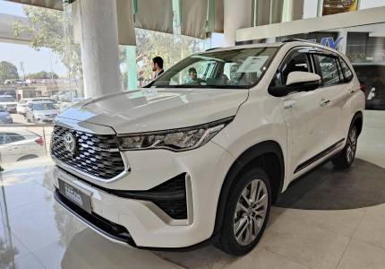Innova Hycross Taxi